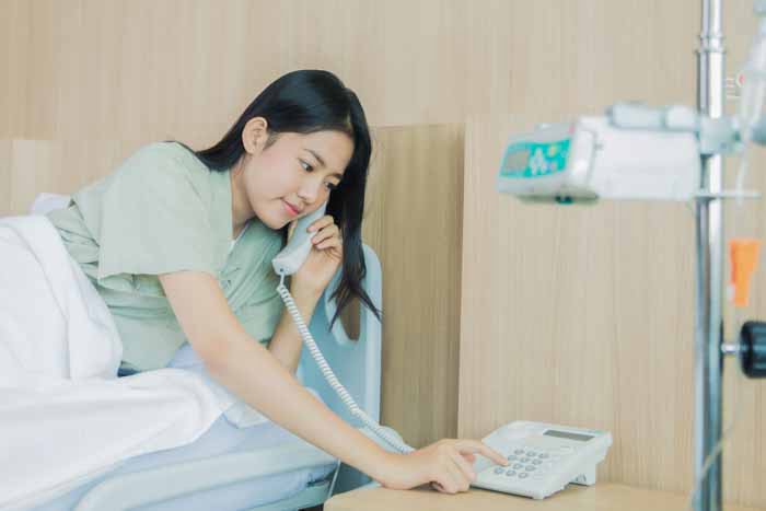 Services multimédias à l'hôpital - patient utilise telephone a hopital - services multimedias